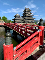 Photos of the vermillion bridge in front of the castle are popular