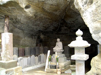 Kamakura: shrine built into a cave
