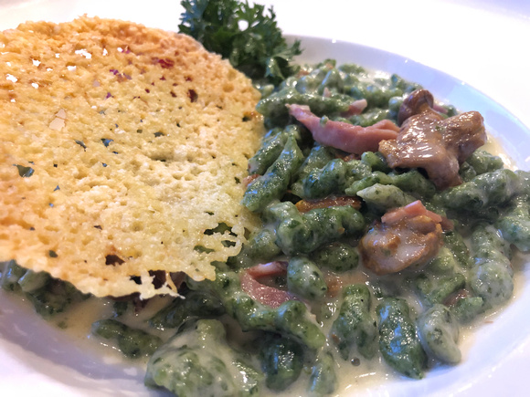 Traditional Ladin dinner in Vigo di Fassa: spatzle verdi con speck