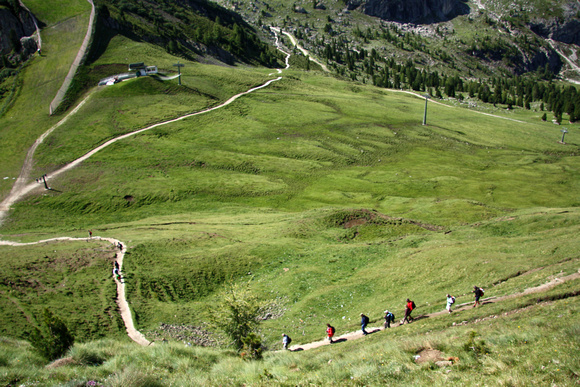 Hikers descending toward the Comici Hutte