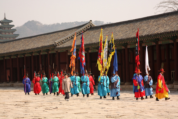Gyeongbokgung, preparing for the changing of the guard