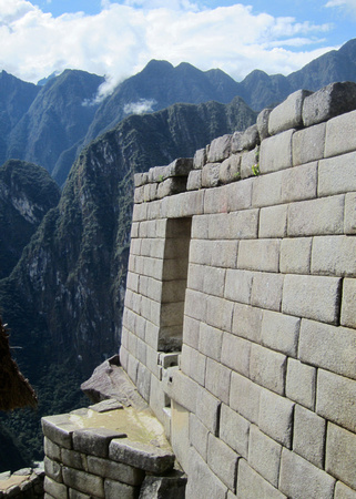 Earthquake-proof temple construction